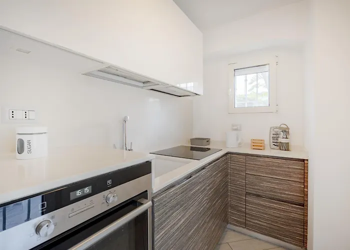 Lemon Tree House מלון דירות 3*